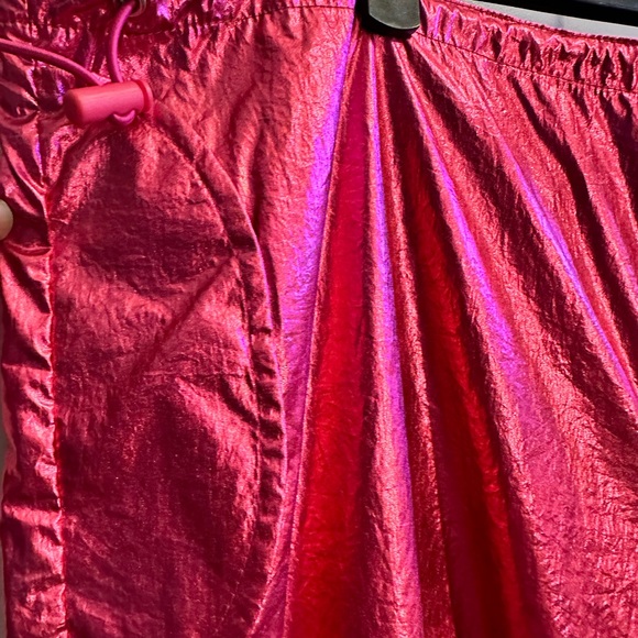 FashionNova Metallic Pink Satin Cargo Pants - Women BNWT - Picture 4 of 7